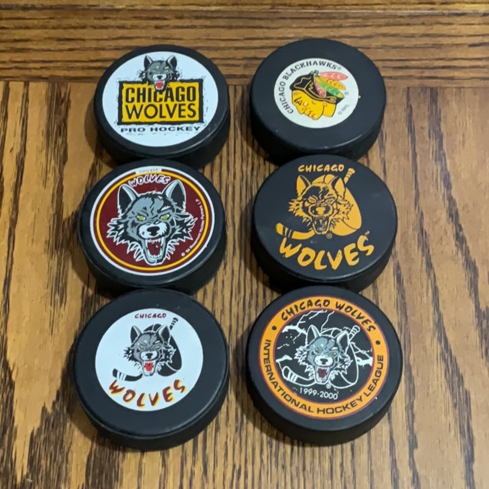 6 hockey bucks 5 WOLVES & 1 CHICAGO BLACKHAWKS